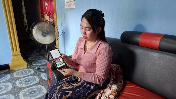 SAMPAIKAN BANTAHAN - Lilis Adelia atau Adel saat ditemui di kediamannya Desa Kandis II, Minggu (25/5/2025) petang. Adel membantah tudingan dirinya yang mematok uang mahar pernikahan sebesar Rp 50 juta.