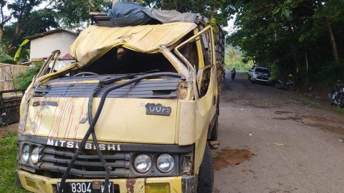 Lima orang tewas dalam kecelakaan truk terbuka bernomor polisi D 8304 WY di Jalan Raya Saguling, Kampung Saleos, Desa Saguling, Kecamatan Saguling, Kabupaten Bandung Barat (KBB), Jawa Barat, Jumat (26/1/2024), sekitar pukul 00.30 WIB. (KOMPAS.com/BAGUS PUJI PANUNTUT)