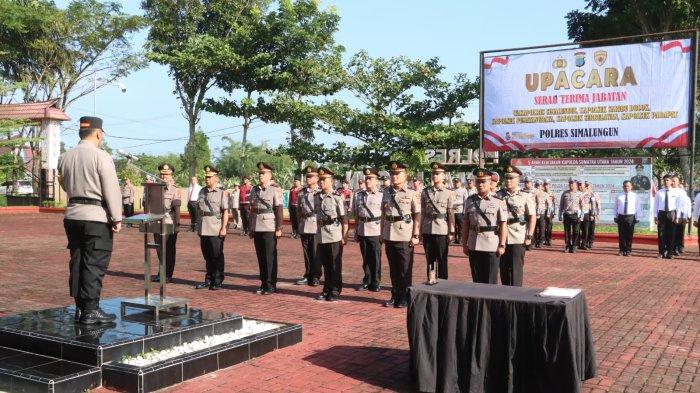Kapolres Simalungun AKBP Choky Sentosa Meliala memimpin upacara serah terima jabatan di Mapolres Simalungun pada Jumat pagi (31/1/2025). Lima pejabat utama dilantik sebagai bagian dari penyegaran organisasi dan peningkatan kinerja Polres Simalungun.