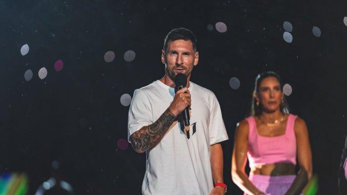 Lionel Messi berpidato saat momen perkenalannya di Inter Miami klub Major League Soccer (MLS)