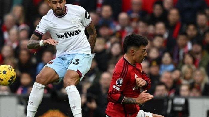 Lisandro Martinez (kanan) mengalami cedera saat Manchester United mengalahkan West Ham United pada Liga Inggris 2023-2024.