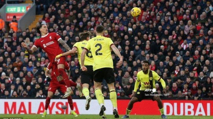 Striker Liverpool asal Uruguay #09 Darwin Nunez (kiri) menyaksikan sundulannya saat ia mencetak gol ketiga tim selama pertandingan sepak bola Liga Premier Inggris antara Liverpool vs Burnley di Anfield di Liverpool, barat laut Inggris pada 10 Februari 2024. (Ian Hodgson / AFP)