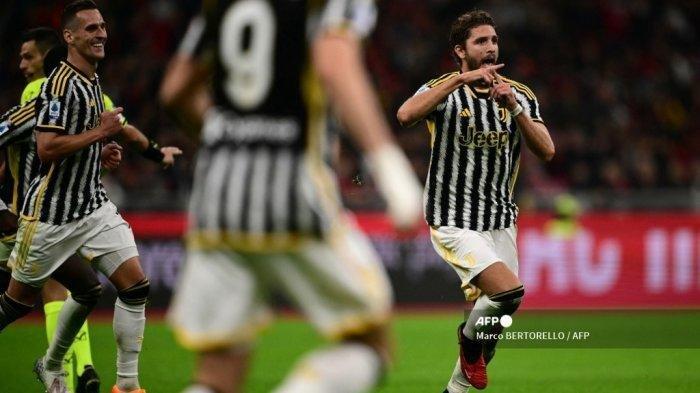 Gelandang Juventus Italia Manuel Locatelli (kanan)  