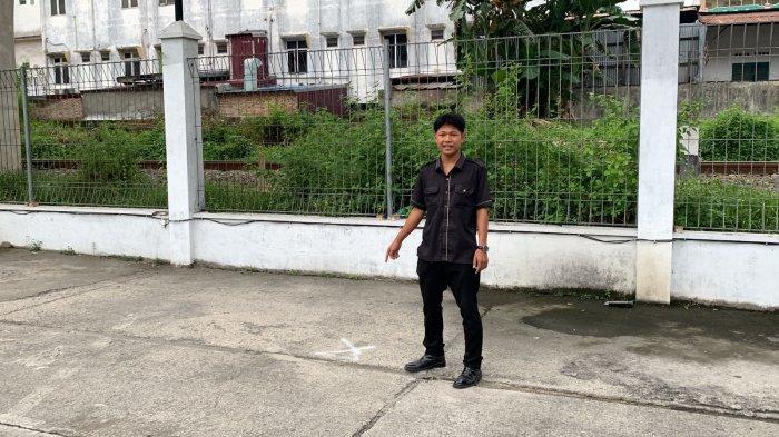 Agung Pradana, teman korban menunjukkan tempat sekuriti terjatuh dan meninggal dunia usai pergoki penumpang mobil berbuat mesum, Jumat (24/11/2023). 
 