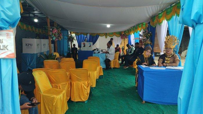 Lokasi di TPS 003 yang berada di Kelurahan Sidiangkat Kecamatan Sidikalang Kabupaten Dairi, Rabu (27/11/2024). TPS ini mengkonsep tema Nusantara,dimana para petugas KPPS mengenakan pakaian adat.