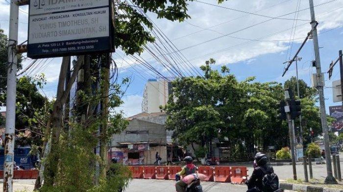 Lokasi kejadian pengendara motor yang meninggal usai terlilit kabel menjuntai di Jalan Peta-Kopo, Kota Bandung, Jawa Barat, Senin (26/2/2024). (ANTARA/Rubby Jovan/VIA KOMPAS.COM)