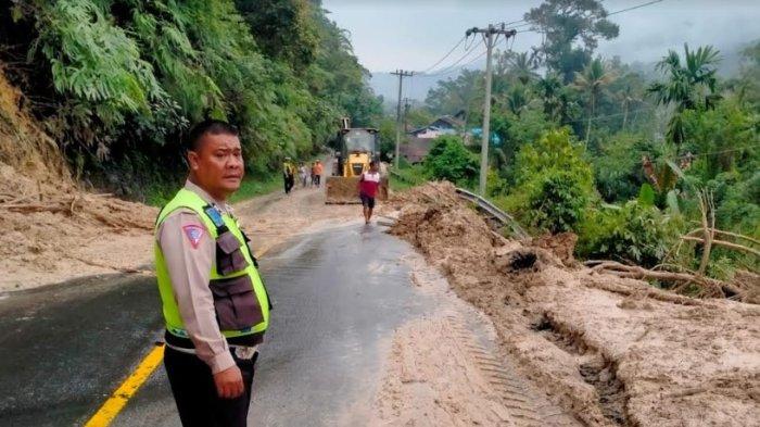 Longsoran di daerah Tapanuli Utara sebabkan ruas jalan tertutup. Diduga, tanah longsor terjadi pada Minggu (17/12/2023) akibat hujan deras.