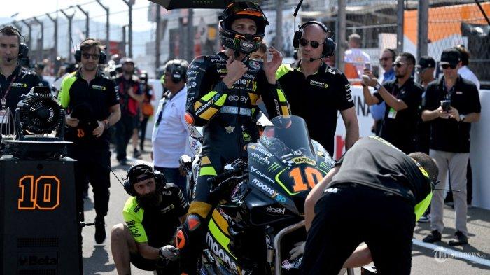 Mooney VR46 Racing Team Pembalap Italia Luca Marini pepares untuk balapan Grand Prix MotoGP Indonesia di Sirkuit Internasional Mandalika di Kuta Mandalika, Lombok Tengah pada 15 Oktober 2023. (Photo by SONNY TUMBELAKA / AFP)