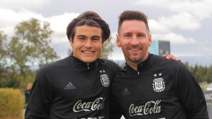 Luka Romero berfoto bersama Lionel Messi dalam sesi latihan timnas Argentina di jeda internasional.