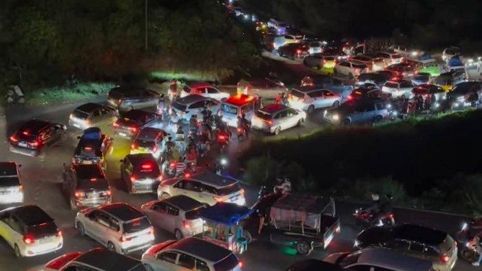 MEDAN-BERASTAGI MACET : Jalur Medan-Berastagi mengalami kemacetan total Minggu (6/7/2025). Kemacetan ini terjadi sejak siang hingga malam akibat tingginya volume kendaraan dan sempat terjadi kendaraan mogok di beberapa titik.