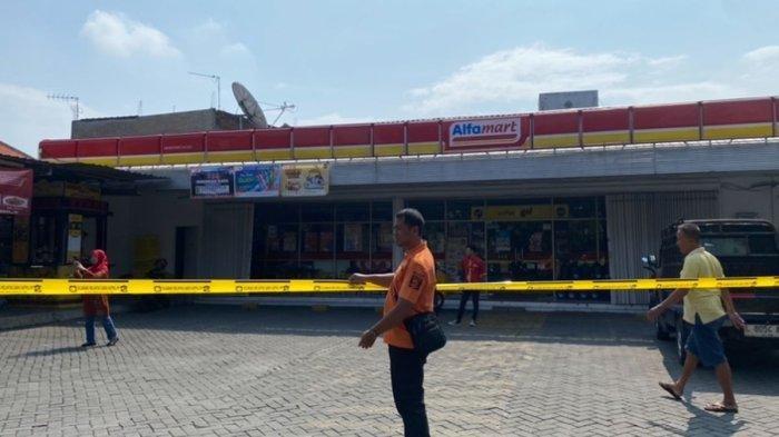 MINIMARKET DISEGEL: Sebuah minimarket disegel Pemko Surabaya. Ini merupakan upaya Wali Kota Surabaya Eri Cahyadi membasmi juru parkir liar