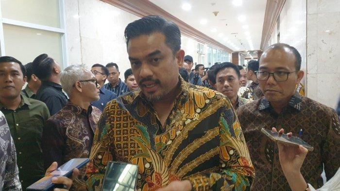 MINTA FASILITAS NEGARA - Menteri Usaha Mikro, Kecil, dan Menengah (UMKM) Maman Abdurrahman di gedung DPR, Jakarta, Kamis (15/5/2025). Maman Abdurrahman sedang menjadi sorotan usai diduga meminta fasilitas negara untuk istrinya dalam rangka misi budaya ke Eropa.
