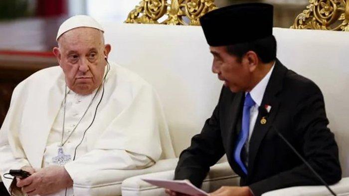 Paus Fransiskus, kiri, dan Presiden Indonesia Joko Widodo menghadiri pertemuan dengan otoritas Indonesia, masyarakat sipil, dan korps diplomatik, selama kunjungan apostoliknya ke Asia, di Istana Kepresidenan Jakarta, Rabu 4 September 2024.