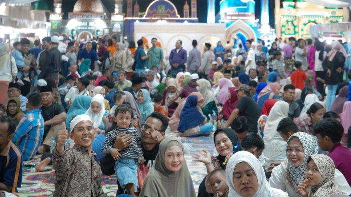 MTQ ke-58 Kota Medan- Ribuan warga hadiri pembukaan MTQ ke-58 Kota Medan yang dibuka Wali Kota Medan Rico Tri Putra Bayu Waas di Jalan Kolonel Yos Sudarso, Kelurahan Kota Bangun, Kecamatan Medan Deli, Sabtu (19/4/2025) malam.