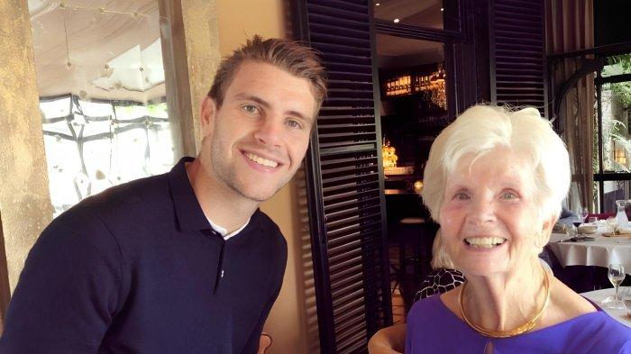 Foto kenangan saat Maarten Paes bersama dengan neneknya, Nel Appels-van Heyst (kanan) seorang blijver yang lahir di Kota Pare, Kediri, Jawa Timur pada 20 Maret 1940. Neneknya telah meninggal beberapa bulan lalu.