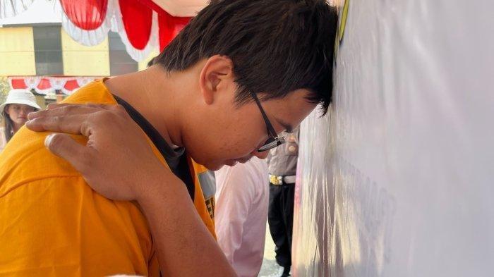 Terungkap senior mahasiswa Universitas Indonesia (UI) berinisial AAB (23) sudah merencanakan bakal menghabisi nyawa juniornya, MNZ (19). Fakta terbaru disebutkan polisi bahwa pelaku sempat menjemput korban dari kampus pada hari kejadian.