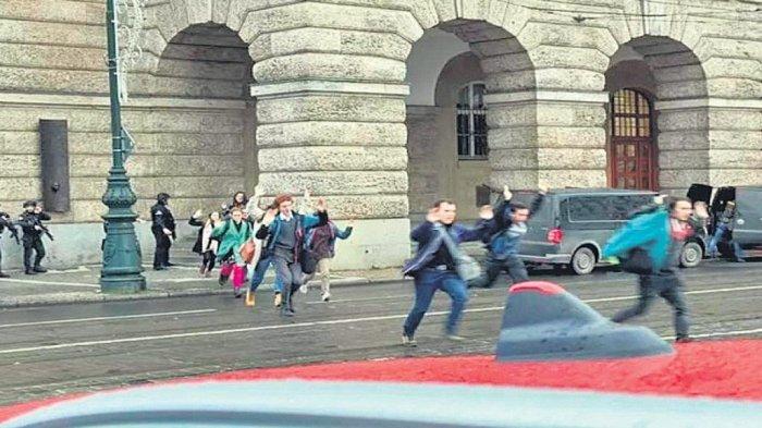 Mahasiswa berlarian menghindari penembakan di Praha