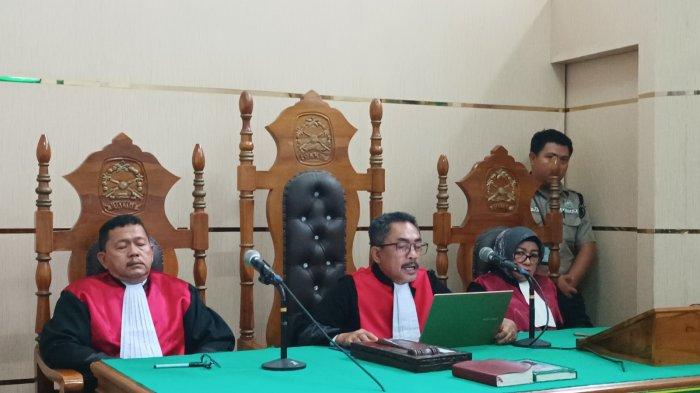 Majelis hakim yang diketuai Oloan Silalahi (tengah) saat membacakan isi amar putusannya terhadap Achiruddin Hasibuan dalam persidangan di Pengadilan Negeri (PN) Medan, Senin (30/10/2023).