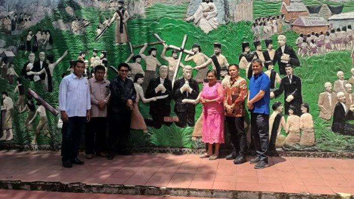 MAKAM MUNSON-LYMAN - Panitia Paskah Nasional 2025 meninjau makam Munson-Lyman di Lobu Pining, Kabupaten Tapanuli Utara, 9 Februari 2025. Lokasi ini akan menjadi titik awal napak tilas sebelum ke Gereja HKBP Hutadame dan Salib Kasih.