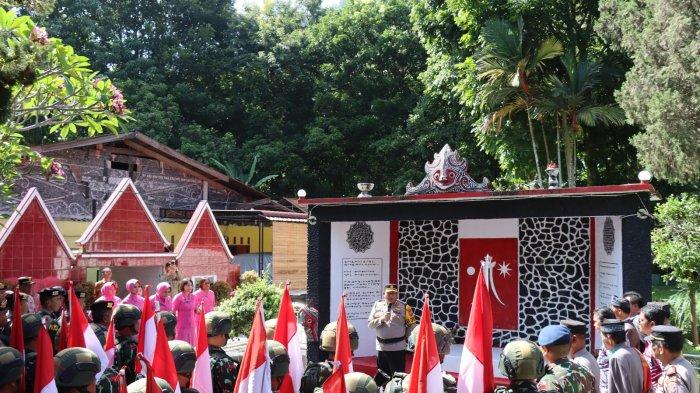 Kapolres Humbang Hasundutan AKBP Hary Ardianto SH SIK MH bersama Danyon Brimob Batalyon B Tebing Tinggi Kompol Bima AS SH SIK memimpin ziarah ke Makam Pahlawan Raja Sisingamangaraja di Bakkara Kabupaten Humbang Hasundutan, Jumat (8/6/2024).