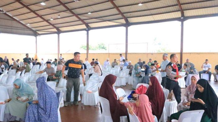 Moment Polres Labuhanbatu makan bersama  merayakan Idul Adha 1445 H di Gedung Serbaguna Mapolres Labuhanbatu, Senin (17/06/2024).