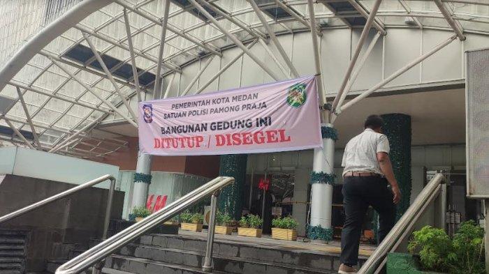 Masih ada pengunjung yang datang ke Mal Centre Point setelah disegel Pemko Medan, Kamis (16/5/2024).