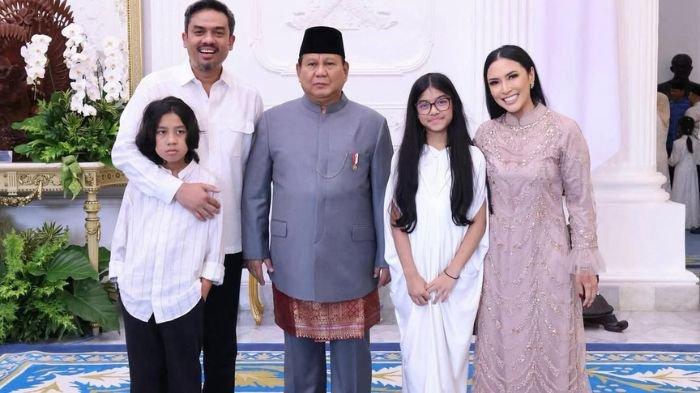 FOTO BERSAMA- Menteri UMKM Maman Abdurrahman beserta istrinya, Tina Astari dan kedua anaknya saat berfoto bersama Presiden RI Prabowo Subianto. Tina Astari disorot lantaran diduga meminta difasilitasi negara ke luar negeri.