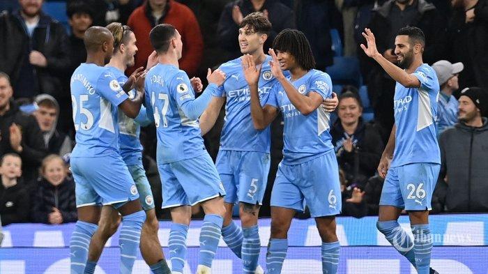 Bek Manchester City asal Belanda Nathan Ake (kedua dari Kanan)  