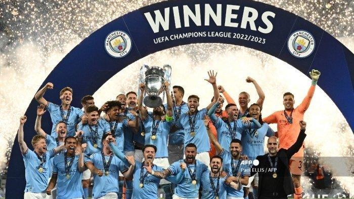 Gelandang Manchester City asal Jerman #8 Ilkay Gundogan mengangkat trofi Piala Eropa saat mereka merayakan kemenangan pertandingan sepak bola final Liga Champions UEFA antara Inter Milan dan Manchester City di Stadion Olimpiade Ataturk di Istanbul, pada 10 Juni 2023. Manchester City memenangkan pertandingan tersebut 1-0. Paul ELLIS / AFP (Paul ELLIS / AFP)