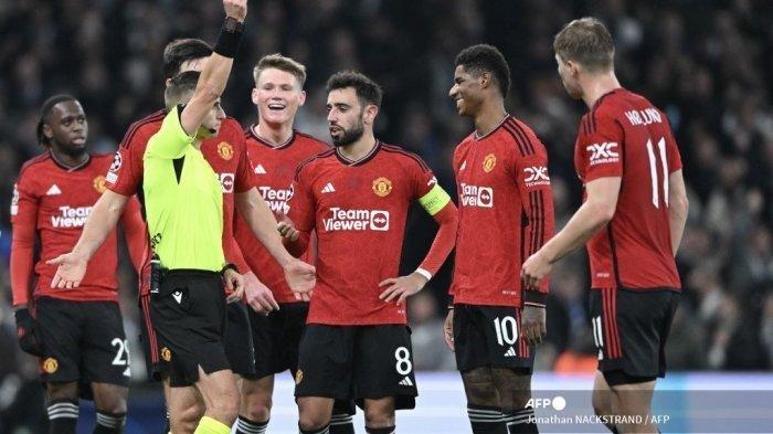 Wasit Lituania Donatas Rumsas memberikan kartu merah kepada striker Inggris Manchester United #10 Marcus Rashford (kedua dari kanan) saat pertandingan sepak bola Grup A Liga Champions UEFA antara FC Copenhagen dan Manchester United FC di Kopenhagen, Denmark pada 8 November 2023.