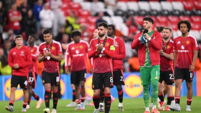 GAGAL JUARA - Kesedihan tampak dari pemain Manchester United gagal juara Liga Eropa 2024-2025. Mimpi Manchester United untuk mengangkat trofi harus kandas akibat kekalahan dari Tottenham Hostpur pada laga final, Rabu (21/5/2025) atau Kamis dini hari WIB.