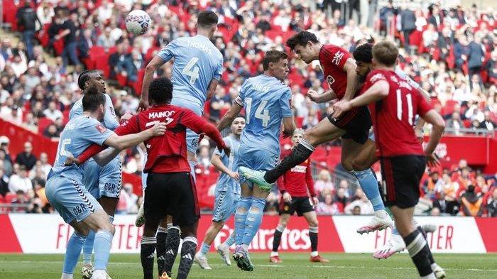 Bek tengah Manchester United, Harry Maguire, mencetak gol ke gawang Coventry City pada babak semifinal Piala FA di Stadion Wembley, Minggu (21/4/2024).