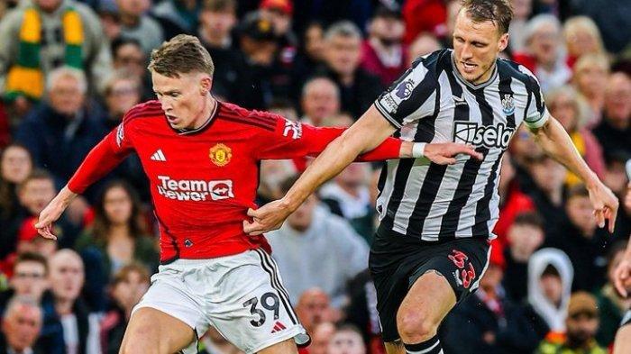 Scott McTominay (kiri) saat masih berseragam Manchester United 