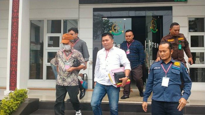 Mangindar Simbolon, mantan Bupati Samosir ditangkap penyidik Kejati Sumut dalam perkara alih fungsi lahan hutan Tele, Jumat (18/8/2023).