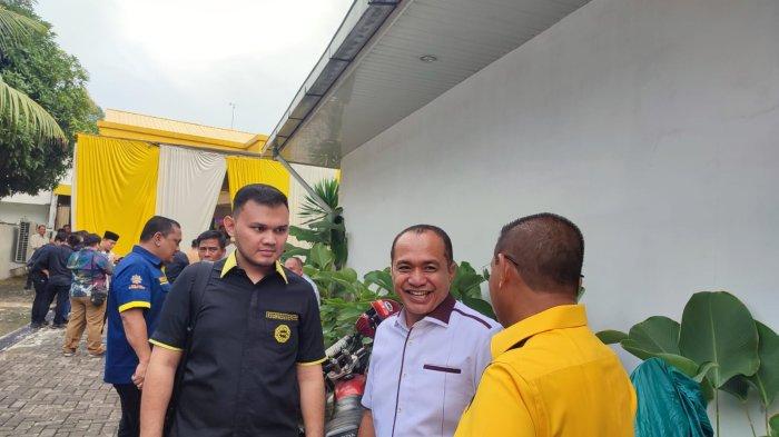 Mantan Bupati Batubara Zahir (tengah) yang juga Ketua DPC PDIP Batubara mengikuti rapat koordinasi calon kepala daerah yang akan diusung Golkar pada pemilihan kepala daerah di Sumatera Utara.