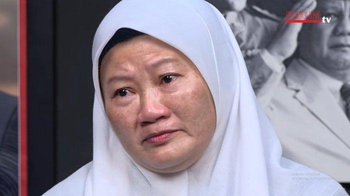 MANTAN PEMAIN SIRKUS OCI - Vivi Sumampau, mantan pemain sirkus Oriental Circus Indonesia (OCI) Taman Safari Indonesia menangis menceritakan penyiksaan yang dialaminya. Ia di anal YouTube Forum Keadilan TV mengaku pernah disetrum hingga dipasung selama 2 minggu. (Tangkap layar kanal YouTube Forum Keadilan TV)