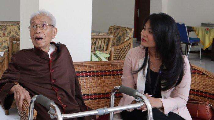 Mantan Uskup Agung Medan, Monsignor Alfred Gonti Pius Datubara OFM Cap, bercerita tentang kenangan kunjungan Paus Yohanes Paulus II ke Medan pada 13 Oktober 1989 silam, saat ditemui di Keuskupan Agung Medan, Jl Hayam Wuruk, Kota Medan, pekan lalu.