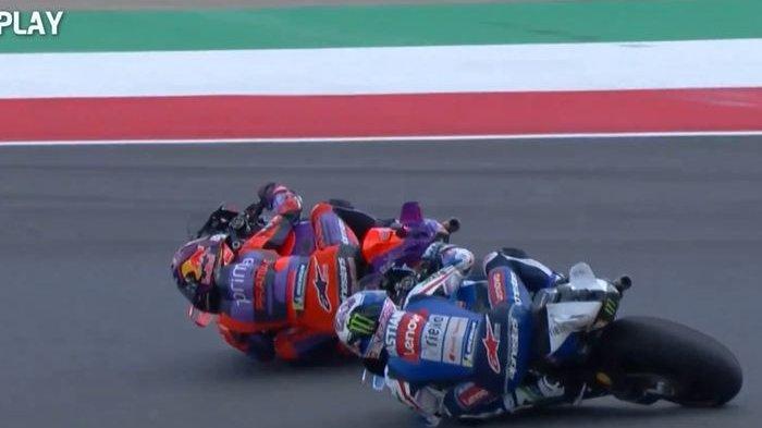 Manuver Enea Bastianini yang menyalip Jorge Martin pada lap terakhir MotoGP Italia 2024 di Sirkuit Mugello, Italia, Minggu (2/6/2024). (TWITTER/@MOTOGP)