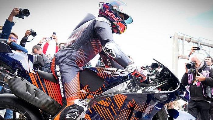 Pembalap Gresini, Marc Marquez, menaiki motor Ducati dalam tes pasca-musim MotoGP di Sirkuit Ricardo, Tormo, Valencia, Spanyol, 28 November 2023.