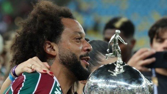 Bek Fluminense, Marcelo, mengangkat trofi Copa Libertadores. Fluminense 2023 usai menang 2-1 atas Boca Juniors dalam laga final di Stadion Maracana, Rio de Janeiro, pada Minggu (4/11/2023) malam waktu setempat.