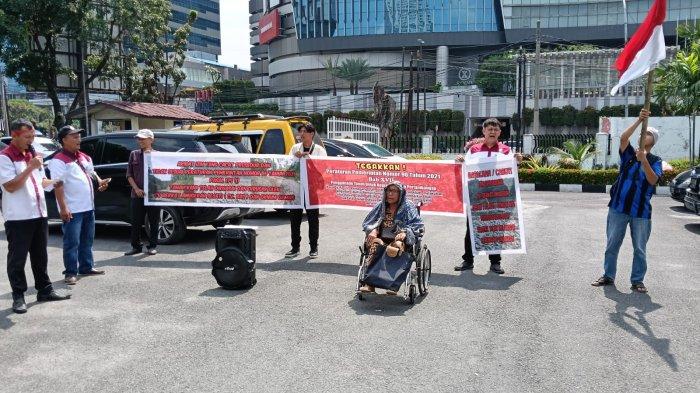 Marhaeni Kristina tuntut keadilan hak tanah ke Kantor Dinas Lingkungan Hidup dan Kehutanan di Jalan Sisingamangaraja Km 5,5 Kota Medan, Meminta agar izin operasional penambangan batuan milik CV. BAS yang ada di Dusun 1, Suka Rakyat, Kecamatan Bahorok, Kabupaten Langkat segara dibatalkan.