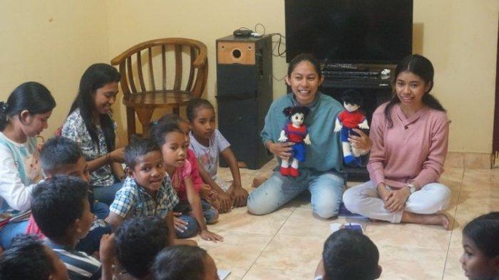 MARIANA Yunita Hendriyani Opat memandu diskusi terkait edukasi kesehatan seksualitas dan kespro kepada anak dan remaja dengan menggunakan alat peraga berupa boneka, beberapa waktu lalu. Dengan menggunakan alat peraga ini, suasana diskusi menjadi lebih menyenangkan.