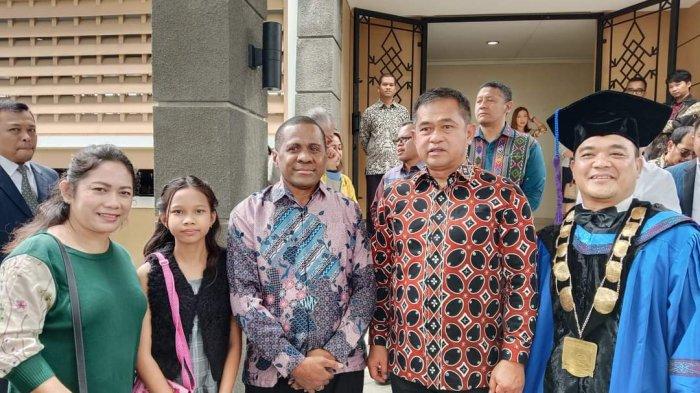 KASAD bersama Marinus Yaung di wisuda DEL