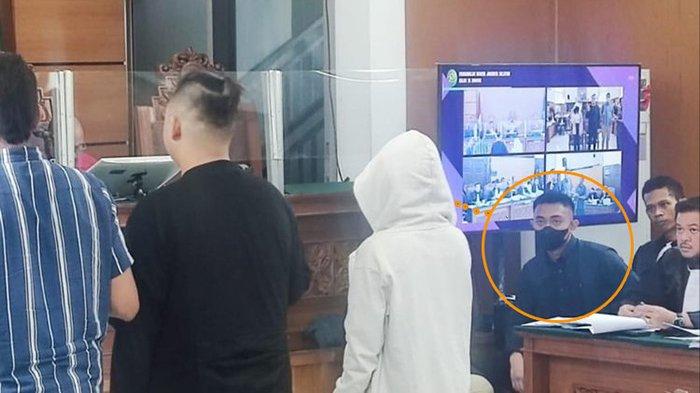 BOCAH AGH BERSAKSI DI PERSIDANGAN - Mario Dandy Satriyo (20) kedapatan curi-curi pandang ke anak AG (15) di dalam ruang sidang, Selasa (27/6/2023). (KOMPAS.com/Dzaky Nurcahyo)