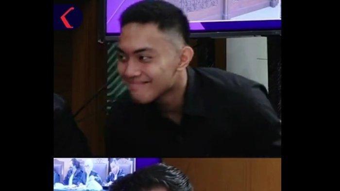 Mario Dandy Tersipu Malu saat chatnya dengan Amanda dibacakan