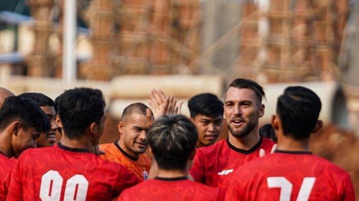 Marko Simic disambung para pemain Persija pada sesi latihan. (Instagram @persija)