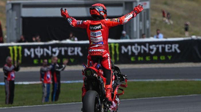 SELEBRASI - Pebalap Ducati Lenovo, Marc Marquez selebrasi memenangi MotoGP Ceko 2025