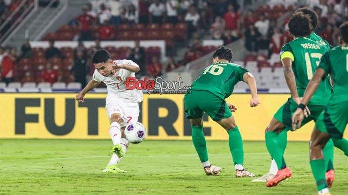 INDONESIA VS ARAB SAUDI: Marselino Ferdinan (kiri) menendang bola dalam laga babak penyisihan grup C Kualifikasi Piala Dunia 2026 zona Asia antara timnas Indonesia versus timnas Arab Saudi di Stadion Utama Gelora Bung Karno, Senayan, Jakarta, Selasa (19/11/2024). Marselino menentukan kemenangan Indonesia lewat 2 gol