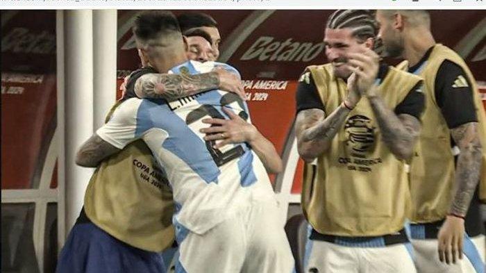 Momen Lautaro Martinez memeluk Lionel Messi dalam pertandingan 