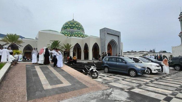 Pengunjung beraktivitas di kawasan Masjid Agung Natuna, Provinsi Kepulauan Riau (Kepri), Minggu (7/7/2024).